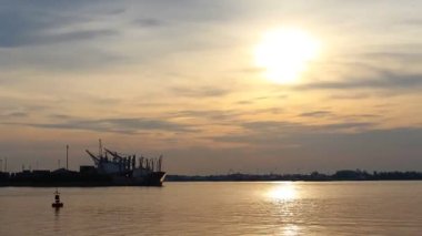 Zaman Hızı - Akşamları deniz limanlarından ve deniz manzarasından geçmek, günbatımının su yansımasıyla parlaması