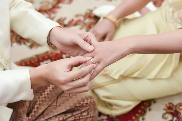 Close Van Een Verliefde Man Die Een Trouwring Zijn Vrouwelijke — Stockfoto