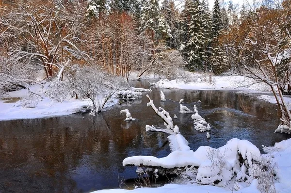 Inverno sul fiume tranquillo — Foto Stock