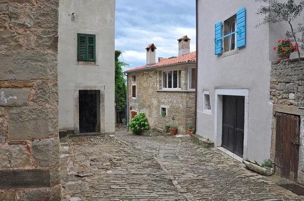 Calle antigua en la ciudad de Groznjan en Croacia — Foto de Stock