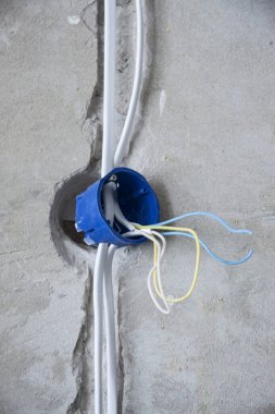 Elektrik kabloları, kablolar, alçılı bir duvarda..