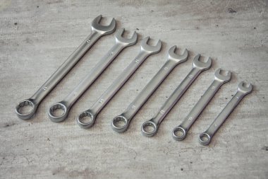 Siyah ve turuncu saplı metal tornavidalar ve pense..