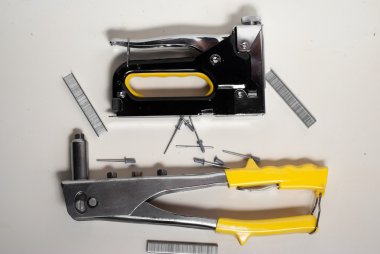 Beyaz arka plan üzerinde marangozluk aletleri. 