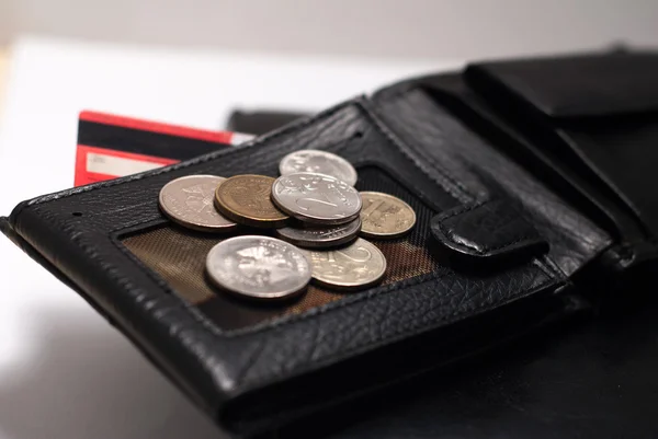 Carteira preta, diário de couro e moedas . — Fotografia de Stock