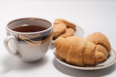 Desen ve taze kruvasanlar çay 