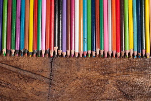 Lápices de colores sobre mesa de madera — Foto de Stock