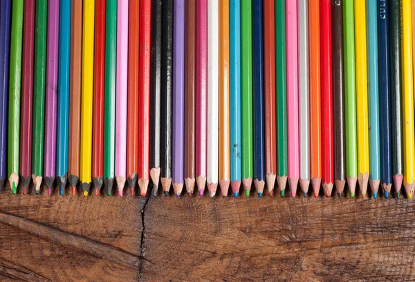 Lápices de colores sobre mesa de madera — Foto de Stock