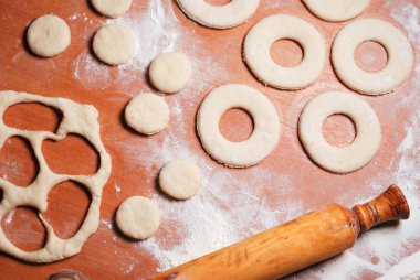 Pasta şefi çörek hamur ürünleri hazırlar