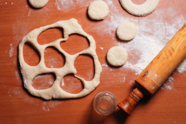 Pasta şefi çörek hamur ürünleri hazırlar