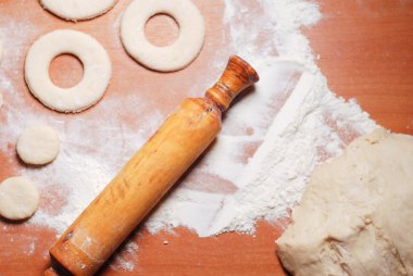 Pasta şefi çörek hamur ürünleri hazırlar