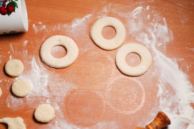 Pasta şefi çörek hamur ürünleri hazırlar