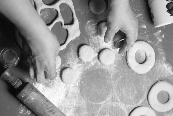 Ο σεφ ζαχαροπλαστικής ετοιμάζει τα ντόνατς από ζύμη — Φωτογραφία Αρχείου