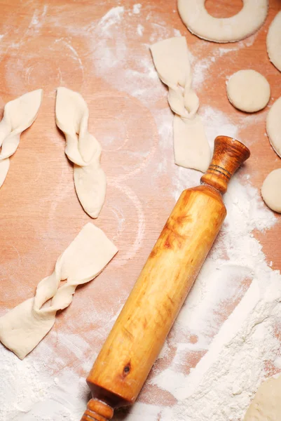 Pasta şefi çörek hamur ürünleri hazırlar