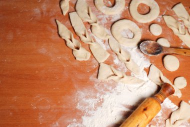 Masanın üzerinde hamur şekil, 