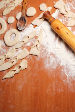 Masanın üzerinde hamur şekil, 