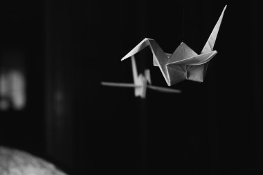 Origami turna koyu arka plan üzerinde