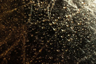 turuncu bir arka plan üzerinde su damlaları