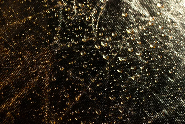 turuncu bir arka plan üzerinde su damlaları