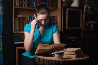 Genç Kız bardaklarda bir kitap okuma 