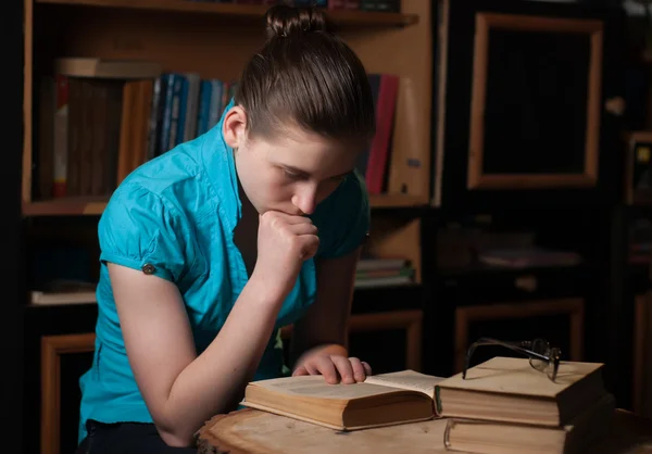 Giovane ragazza in occhiali leggere un libro — Foto Stock