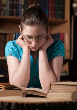 Genç Kız bardaklarda bir kitap okuma 