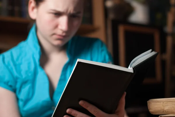 Genç Kız bardaklarda bir kitap okuma — Stok fotoğraf