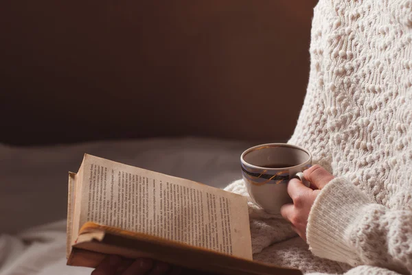 Young girl reading a book — Stock Photo, Image