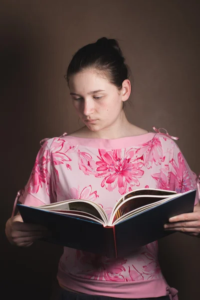 Young beautiful girl reading a book — Stock Photo, Image