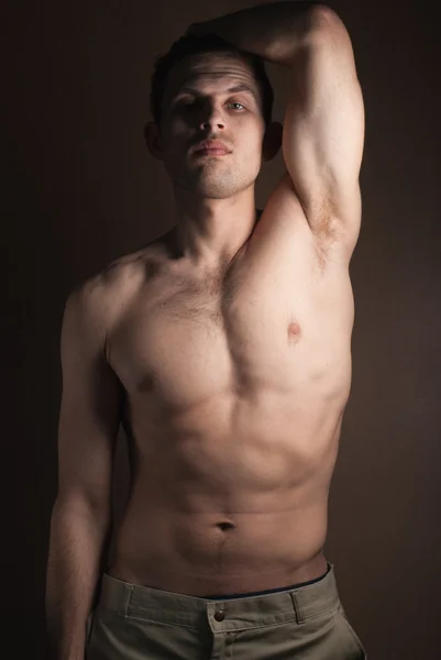 Musculoso cara sem uma camisa — Fotografia de Stock