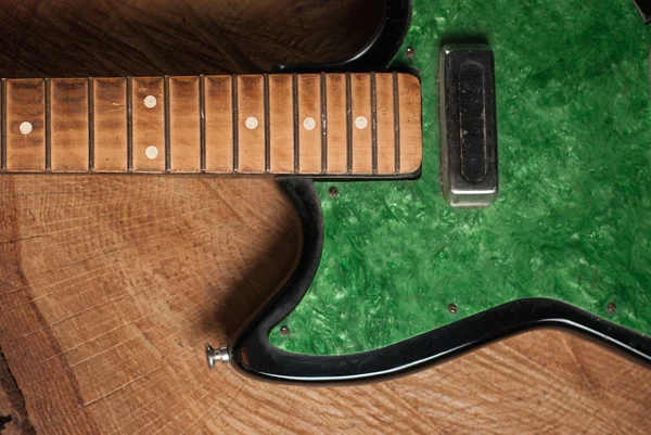 Guitarra eléctrica sin cuerdas sobre fondo de madera — Foto de Stock