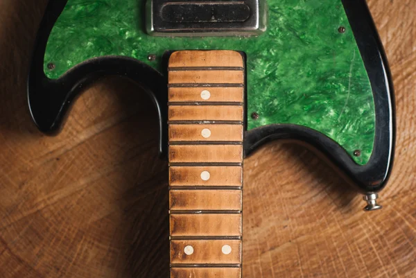 Guitarra eléctrica sin cuerdas sobre fondo de madera — Foto de Stock