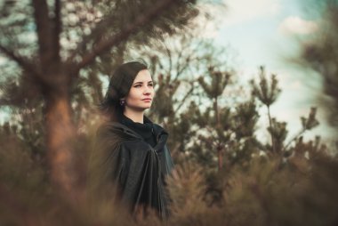 bir ormandaki genç cadı