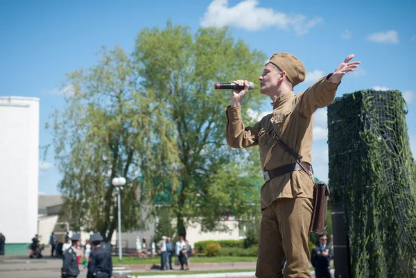 鲁班、 白俄罗斯-2015 年 5 月 9 日 ︰ 一个男人穿着制服的一名苏联士兵在舞台上唱了一首歌 — 图库照片