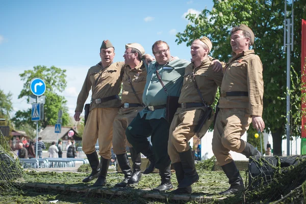 Luban, Bělorusko - 9 května 2015: skupina mužů v uniformách sovětských vojáků, provádění tanec — Stock fotografie