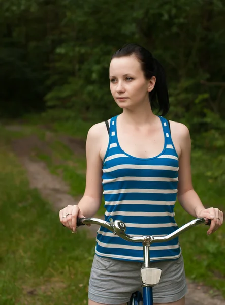 Młoda dziewczyna na rowerze w lesie, — Zdjęcie stockowe