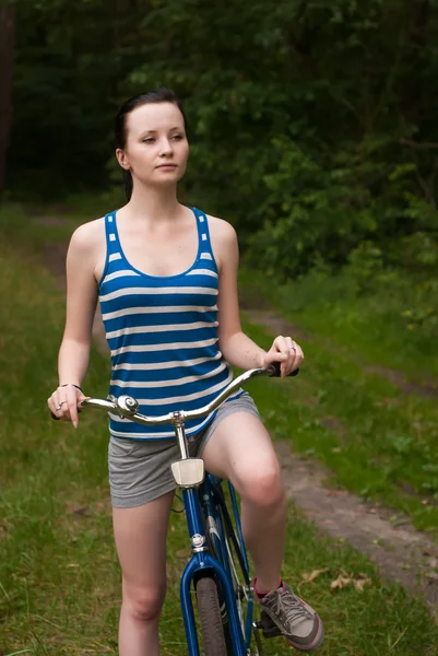 Młoda dziewczyna na rowerze w lesie, — Zdjęcie stockowe