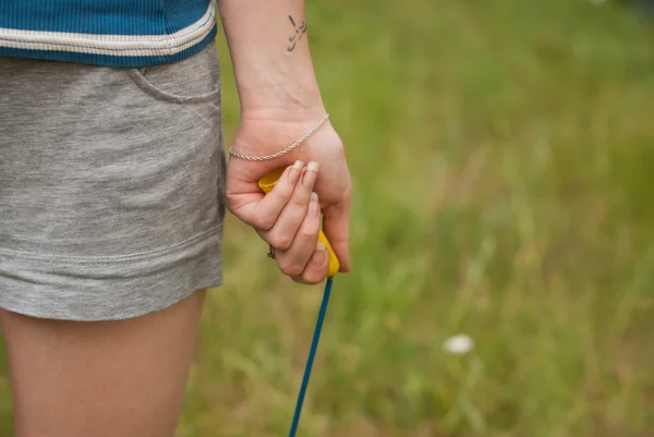 Handen van de jonge vrouw met een springtouw — Stockfoto