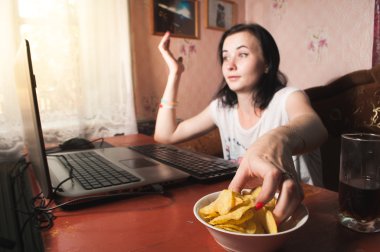 cipsi için laptop, esmer evde yemek kadın,