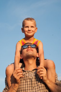 oğlu güzel bir gökyüzü altında babasından bir çocuk ile baba çalış.,
