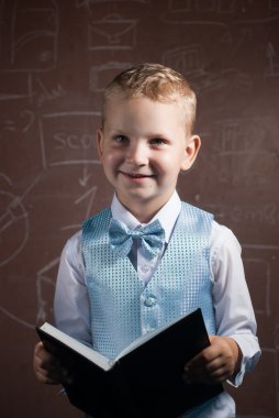 Güzel takım elbiseli sarışın saçlı küçük okul çocuğu,