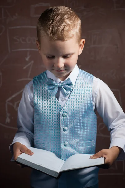 Pequeno estudante com cabelo loiro em um terno agradável , — Fotografia de Stock