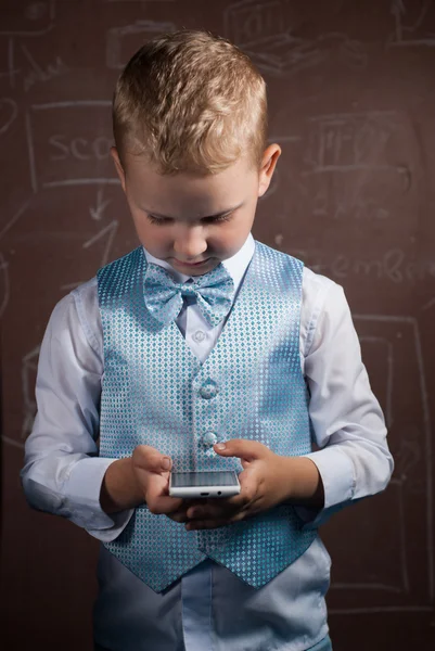 Niño de traje en el fondo de la junta escolar , — Foto de Stock