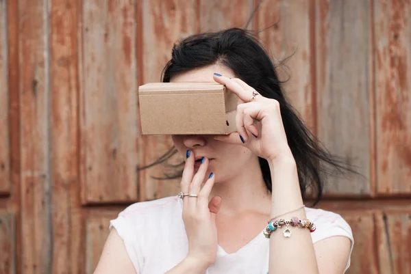 Young girl having fun playing with your cardboard VR headset attached to her smartphone — Stock Photo, Image