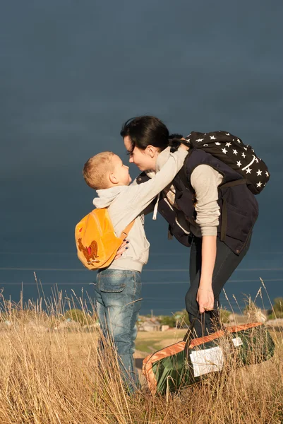 Mamá e hijo van a dar un paseo fuera de la ciudad , — Foto de Stock