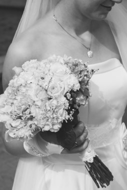 Beyaz elbisesi içinde gelin