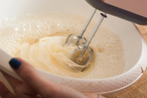 Mixer zwepen crème taart, — Stockfoto