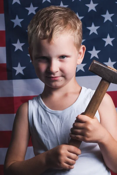 Το μικρό αγόρι με την αμερικανική σημαία στο παρασκήνιο, — Φωτογραφία Αρχείου