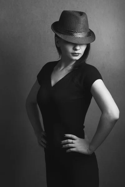 Style noir: hollywood schauspielerin mit hut, — Stockfoto