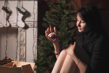 güzel kız Noel'den önce evini dekore, esmer ağaca Giydir,