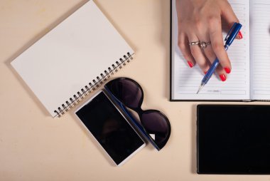 İşadamı tablet ile masa başında çalışma